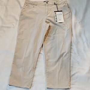D. NWT Corduroy Beige Cropped Pants Size 16.